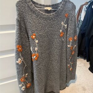 Crew neck floral embroidered knit sweater in grey